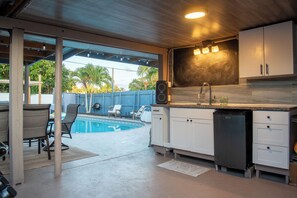 Una piscina al aire libre, una piscina climatizada