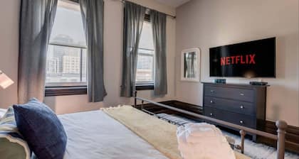 Modern Industrial 2nd Floor Suite - Near DT