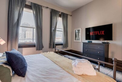 Modern Industrial 2nd Floor Suite - Near DT