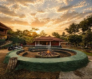 Vila, vista para o jardim | Fachada