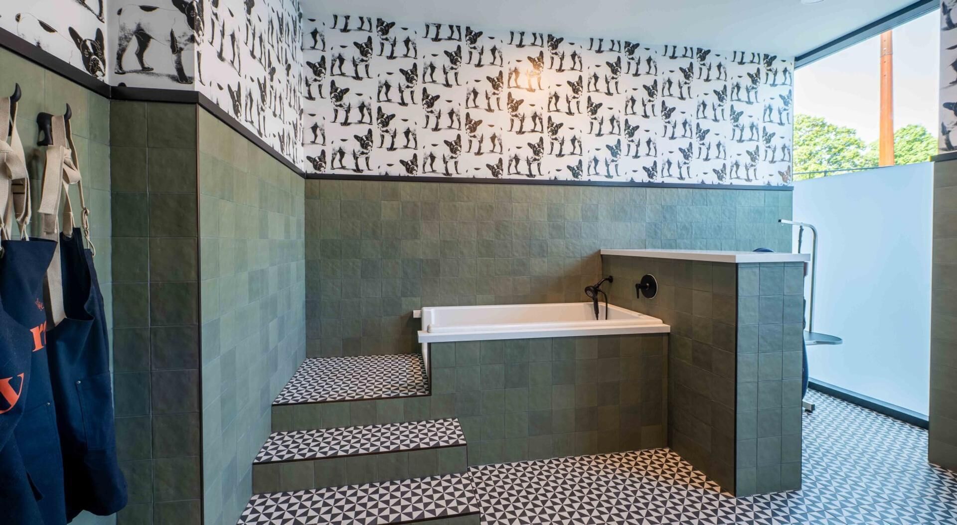 Un baño moderno con ducha, bañera y suelo estampado.