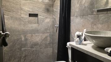 Suite | Kamar mandi | Handuk, sabun, sampo, dan tisu toilet