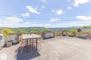 Outdoor dining - Vrbo Property (SAINT NECTAIRE)
