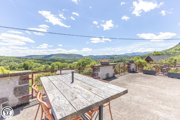 Outdoor dining - Vrbo Property (SAINT NECTAIRE)