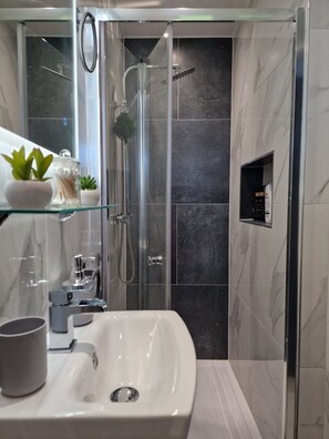 Shower, hair dryer, towels, soap - Dommar Guest House Luxury & Comfort (Saint Mellons)