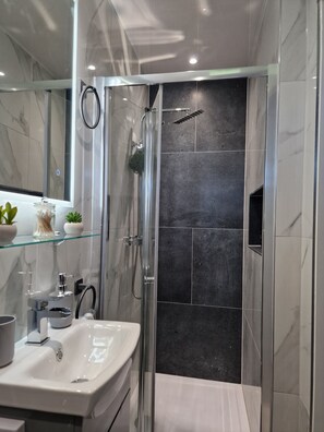 Douche, sèche-cheveux, serviettes fournies, savon