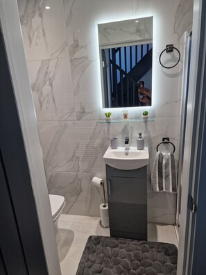 Shower, hair dryer, towels, soap - Dommar Guest House Luxury & Comfort (Saint Mellons)