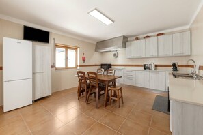 Wasserkocher mit Kaffee-/Teezubehör, Kühlschrank, Mikrowelle, Ofen