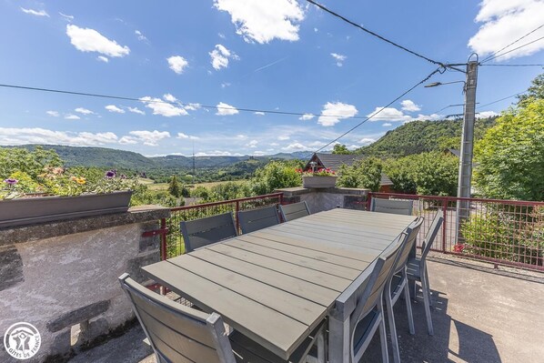 Outdoor dining - Vrbo Property (SAINT NECTAIRE)