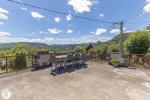 Outdoor dining - Vrbo Property (SAINT NECTAIRE)