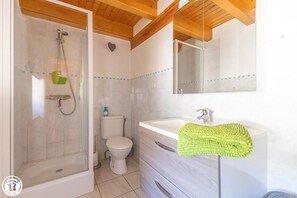 Bathroom - Vrbo Property (SAINT NECTAIRE)