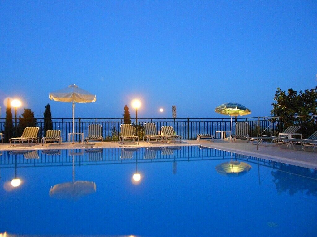 Piscina stagionale all'aperto, ombrelloni da piscina, lettini