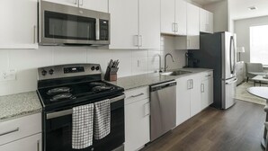 冰箱、餐桌