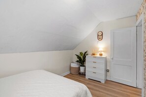 2 slaapkamers, een strijkplank/strijkijzer, gratis wifi, beddengoed