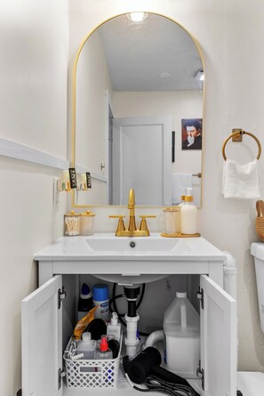 Secador de pelo, toallas, jabón, shampoo