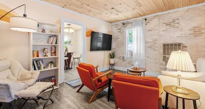 Boho Chic Retreat - King & Queen Bed - Near Lake & Downtown