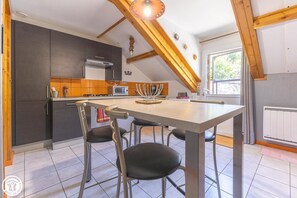 Wasserkocher mit Kaffee-/Teezubehör, Kühlschrank, Mikrowelle, Ofen