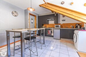 Wasserkocher mit Kaffee-/Teezubehör, Kühlschrank, Mikrowelle, Ofen