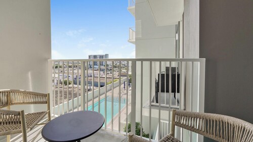 Landing | Modern 2BD, Gym