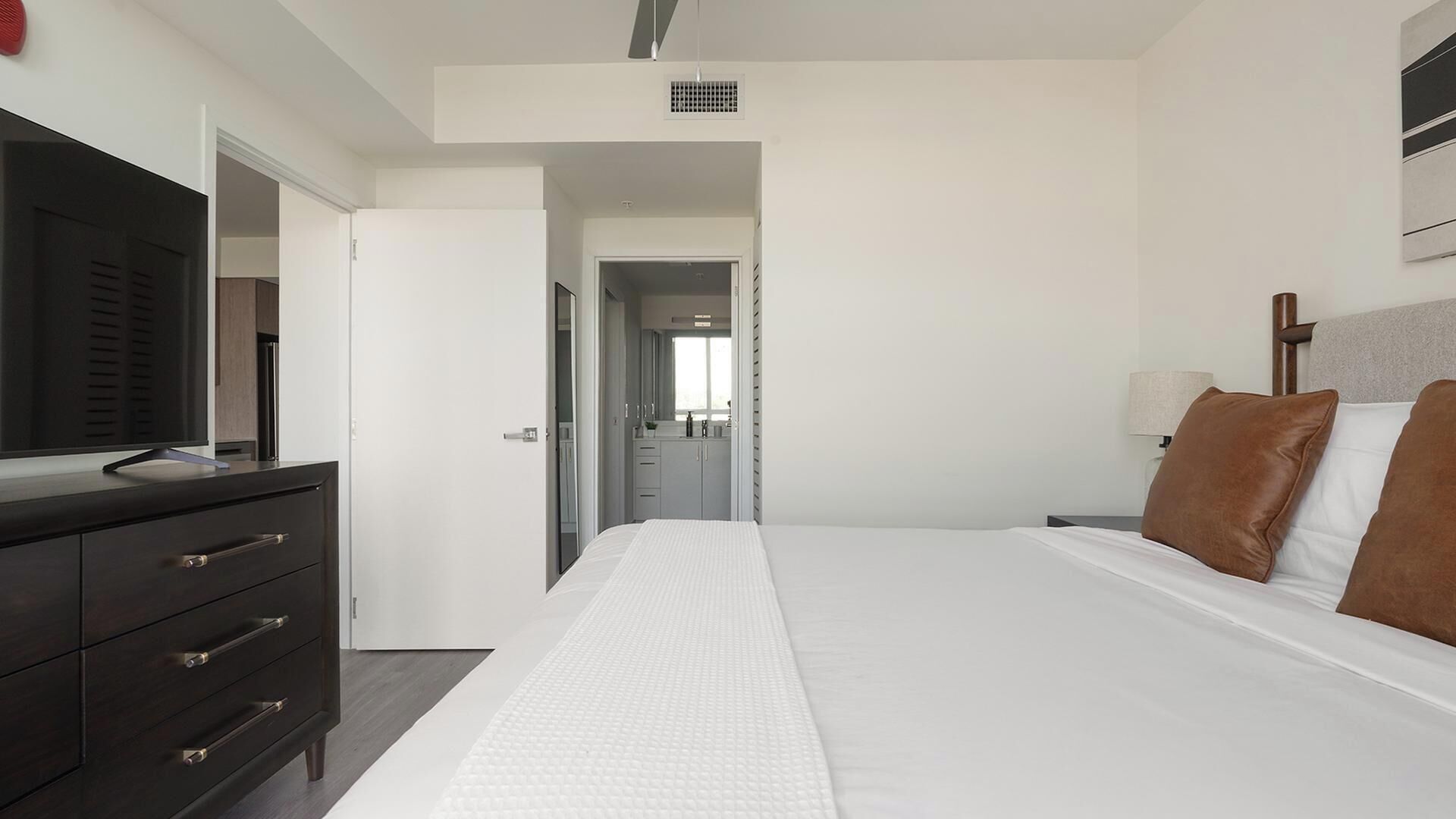 Desk, iron/ironing board, WiFi, bed sheets