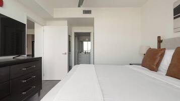 Desk, iron/ironing board, WiFi, bed sheets