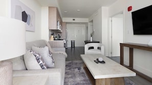 Smart TV - Landing | Amazing 1BD, Gym (Hialeah)