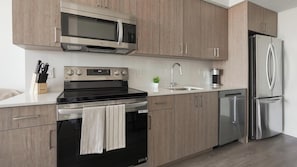 Fridge, dining table - Landing | Amazing 1BD, Gym (Hialeah)