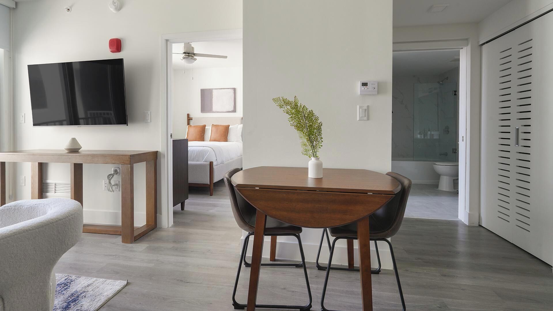 Desk, iron/ironing board, WiFi, bed sheets