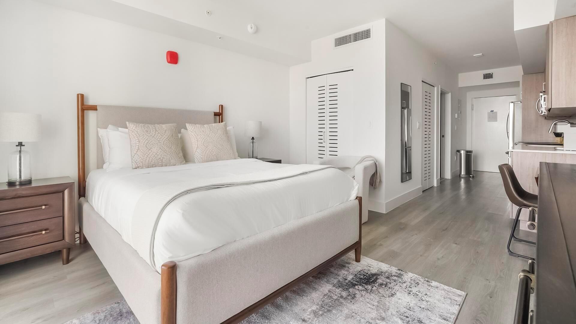 Desk, iron/ironing board, WiFi, bed sheets