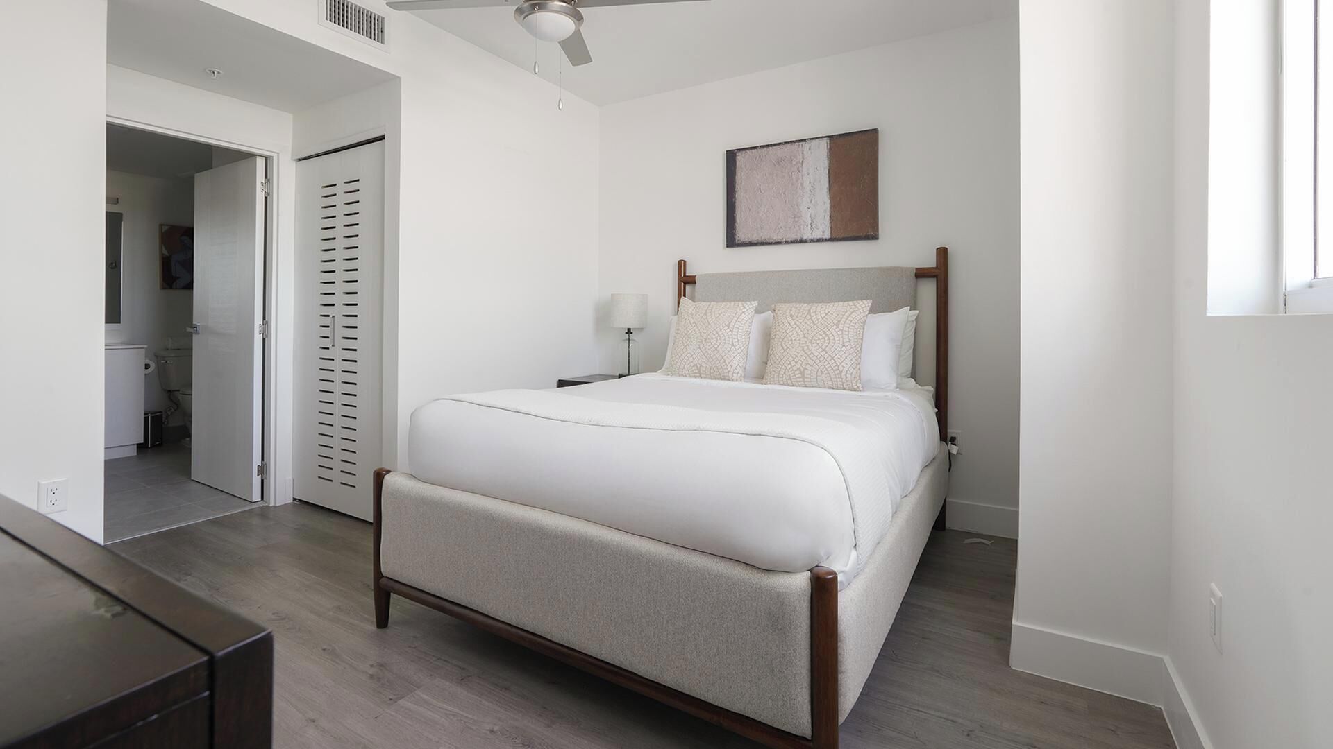Desk, iron/ironing board, WiFi, bed sheets