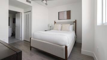 Desk, iron/ironing board, WiFi, bed sheets