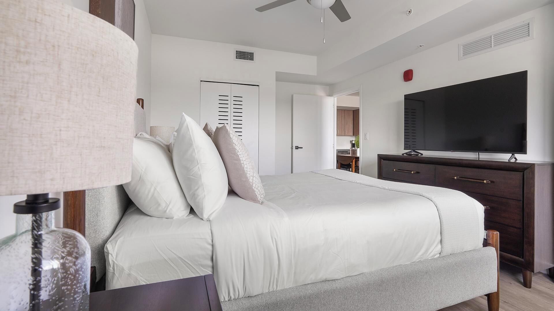 Desk, iron/ironing board, WiFi, bed sheets