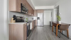 Fridge, dining tables - Landing | Beautiful 1BD, Gym (Hialeah)