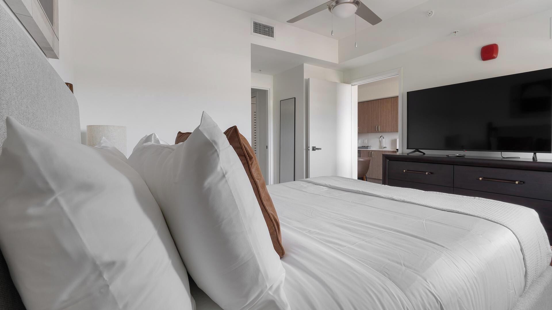 Desk, iron/ironing board, WiFi, bed sheets