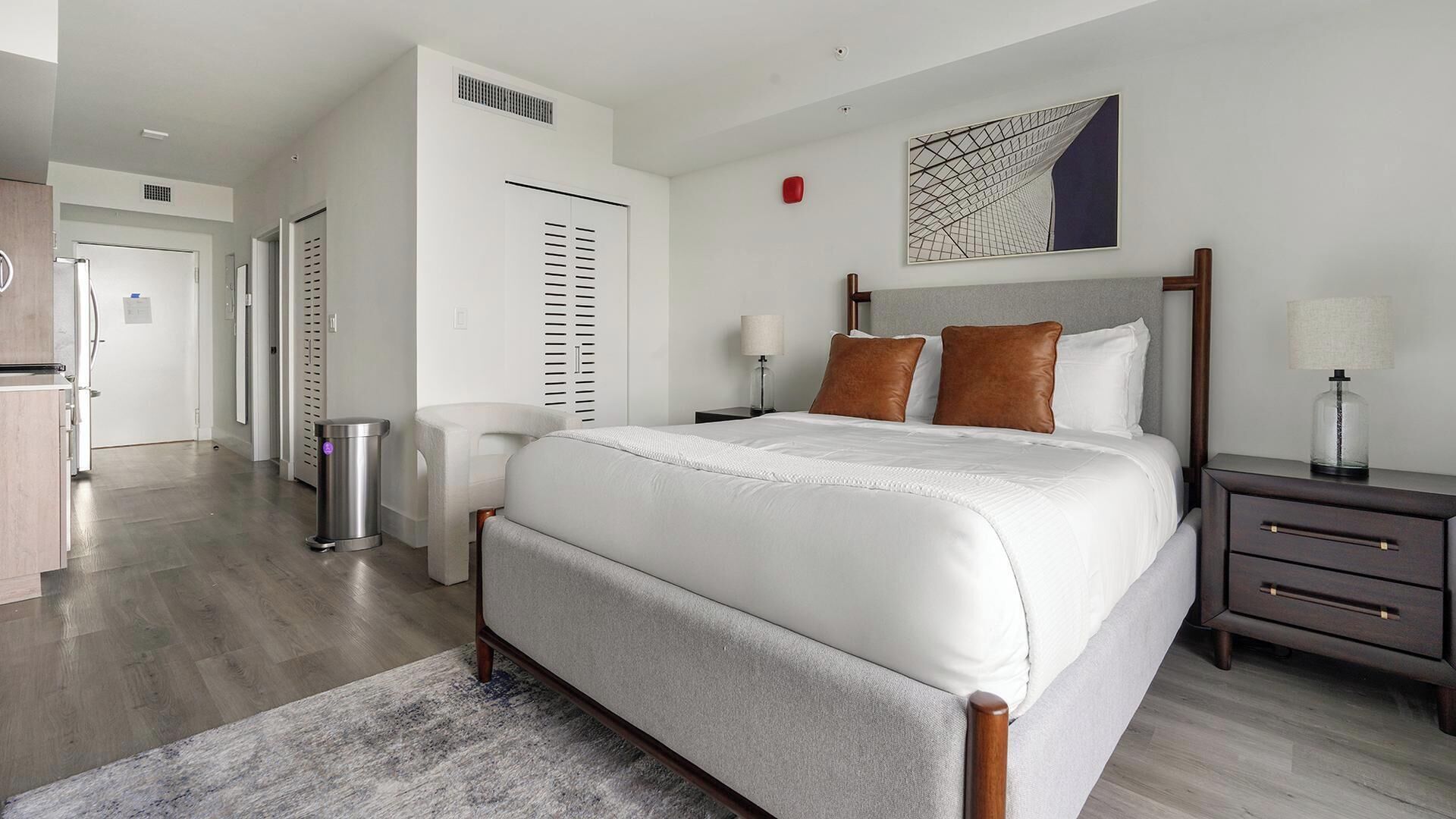 Desk, iron/ironing board, WiFi, bed sheets