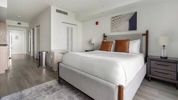 Desk, iron/ironing board, WiFi, bed sheets