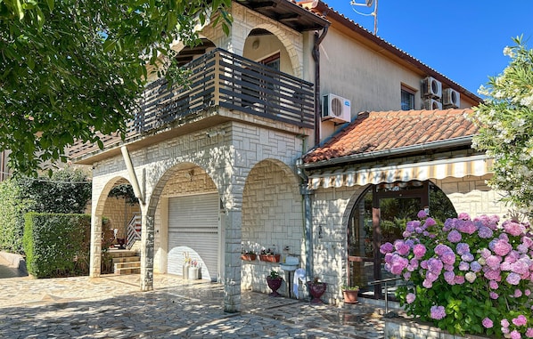 Exterior - Awesome apartment in Pomer (Pomer)