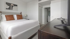 Desk, iron/ironing board, WiFi, bed sheets - Landing | Amazing 1BD, Gym (Hialeah)