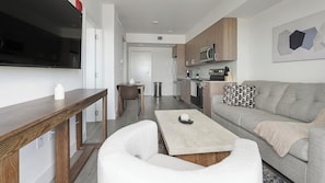 Smart TV - Landing | Amazing 1BD, Gym (Hialeah)