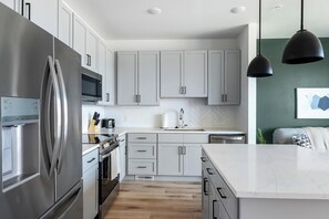Kühlschrank, Esstisch