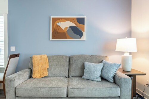 Landing | Beautiful 1BD, Gym, Pool