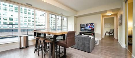 Departamento superior, 2 habitaciones, 2 baños | Área de sala de estar