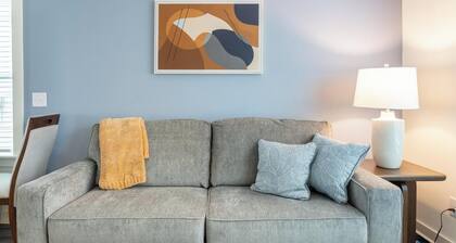 Landing | Stylish 2BD, Pool, Gym