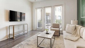 Smart TV - Landing | Modern Studio, Courtyard, Pool (Dallas)