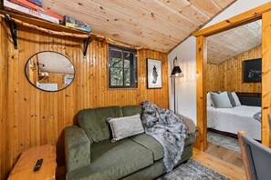 TV - Cozy 2BR Little Cabin | 15 Minutes to Mt. Rushmore (Rapid City)