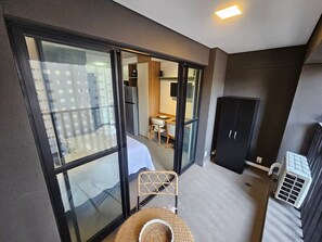 Desk, iron/ironing board, WiFi, bed sheets - Studio Completo com Varanda - Brooklin (São Paulo)