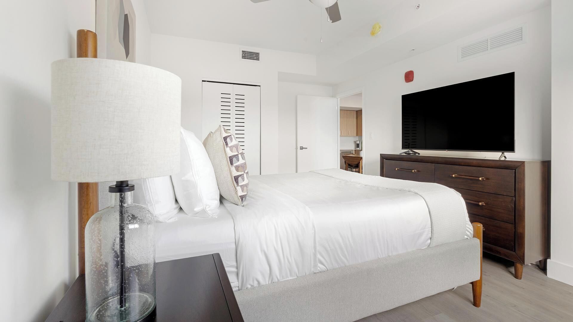Desk, iron/ironing board, WiFi, bed sheets