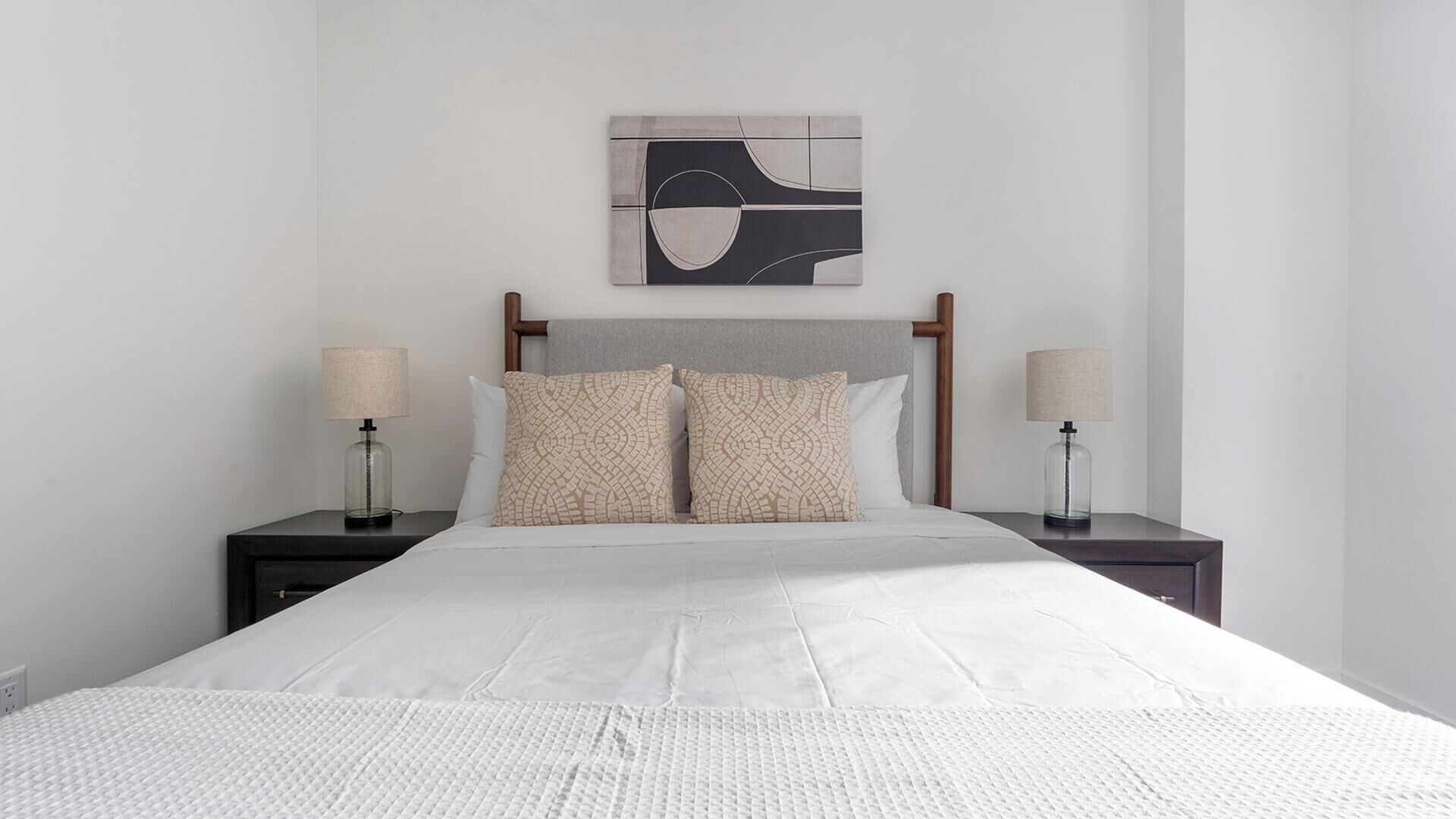 Escritorio, tabla de planchar con plancha, wifi y ropa de cama 