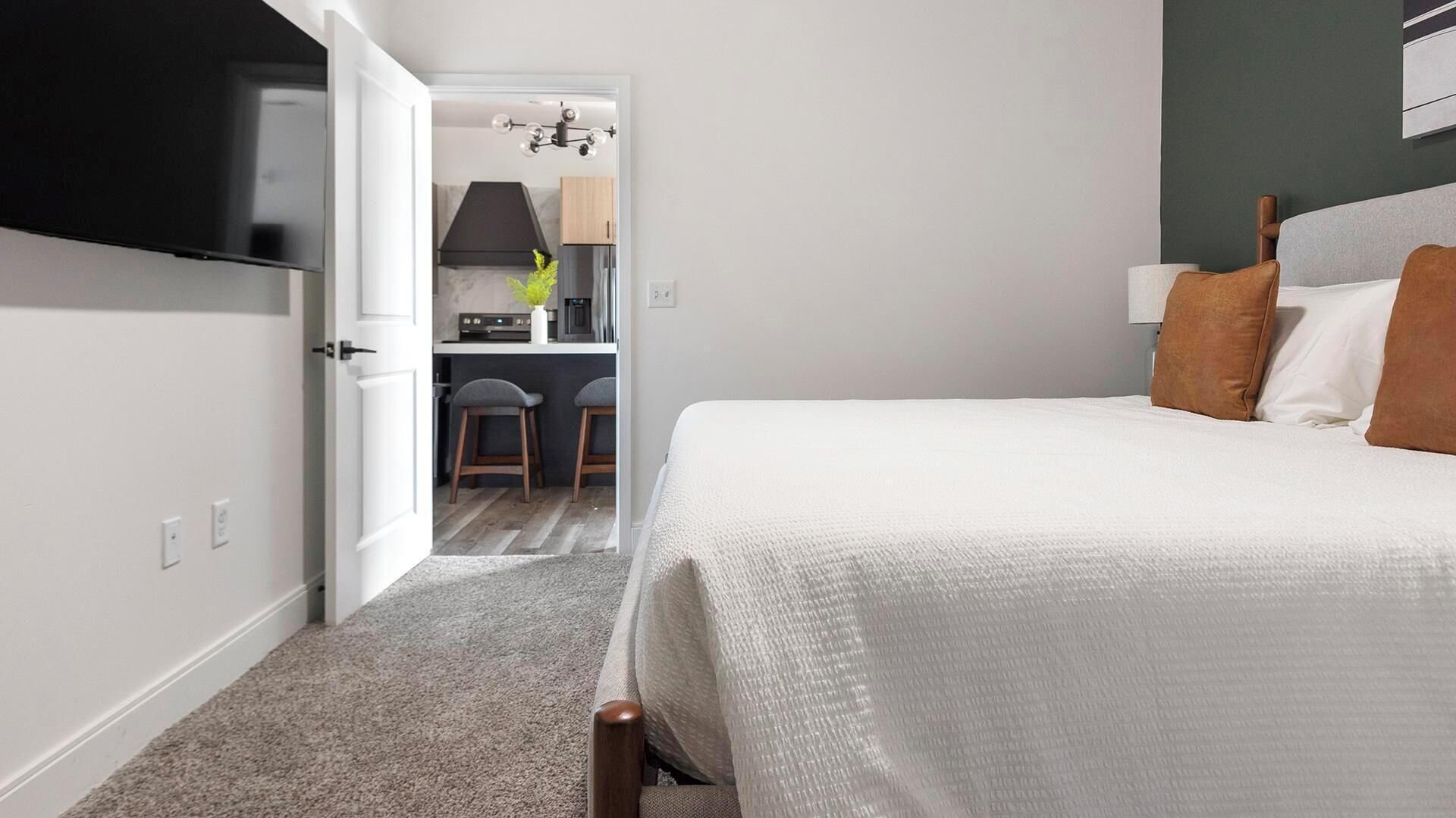 Desk, iron/ironing board, WiFi, bed sheets