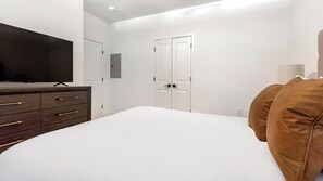 Desk, iron/ironing board, WiFi, bed sheets